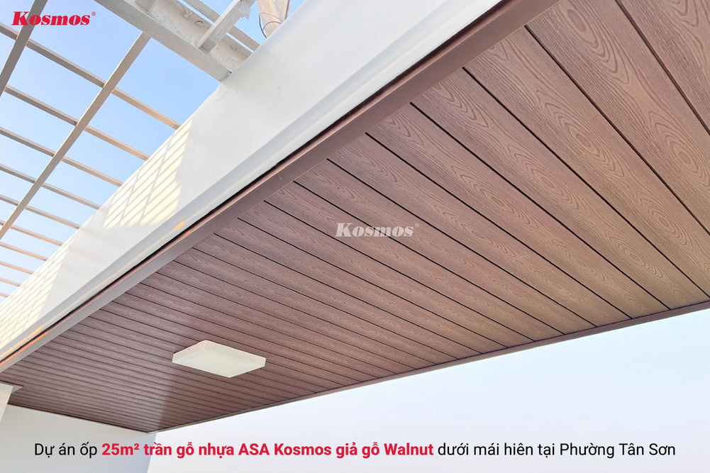 Hình công trình thực tế ốp trần gỗ nhựa ASA Kosmos giả gỗ Walnut mã OP140X12