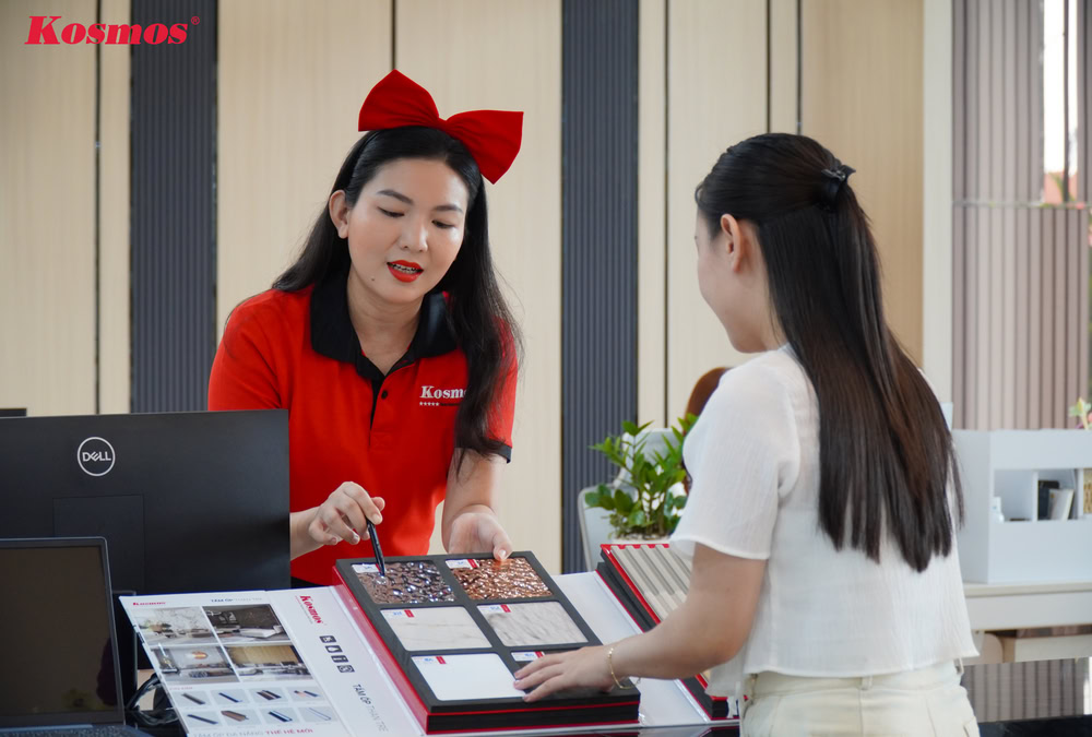Kosmos tư vấn chi tiết về tấm ốp than tre cho khách đến xem mẫu trực tiếp tại Văn Phòng Kosmos tư vấn chi tiết về tấm ốp than tre cho khách đến xem mẫu trực tiếp tại Văn Phòng