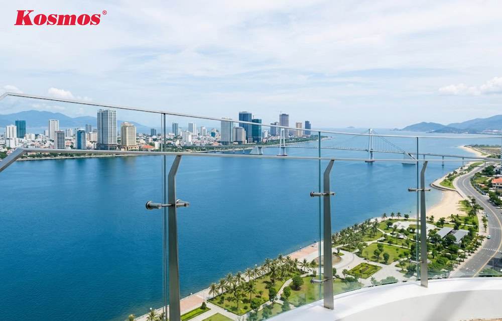 La inox công nghiệp dày 8mm - 12mm là khung lan can kính cho ban công ngoài trời