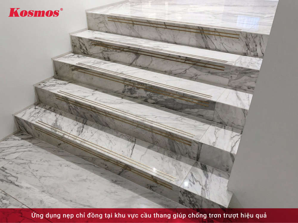 Mẫu cầu thang lắp nẹp chỉ đồng chống trơn trượt
